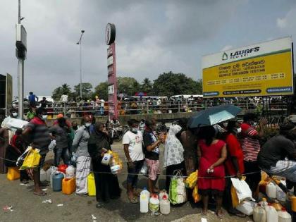 Srilanka Crisis prices of essential commodities rice sugar teas at record high | Sri lanka Crisis : महागाईचा आगडोंब! एका महिन्यात श्रीलंका उद्ध्वस्त; तांदूळ 500 रुपये किलो तर सिलिंडर 4,119 रुपये 