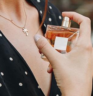 Perfume Applying Tricks :  शरीराच्या फक्त 'या' ४ भागांवर लावा कोणताही परफ्यूम; कितीही घाम येऊ दे दिवसभर दरवळेल सुगंध