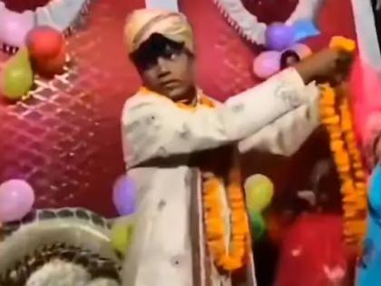 groom put garland on his mother in law instead of bride then this happened on stage viral video | Video - नशेत धूंद असलेला नवरदेव नवरीऐवजी सासूलाच घालू लागला हार; मग स्टेजवरच्या लोकांनी...