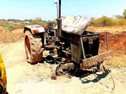 Collector-Superintendent of Police team destroys sand mafias tractors, sand machine, seizes 150 brass sand stocks | जिल्हाधिकारी-पोलीस अधीक्षकांच्या पथकाने वाळूमाफियांचे ट्रॅक्टर, केणी मशीन जाळून केले नष्ट, १५० ब्रास साठा जप्त