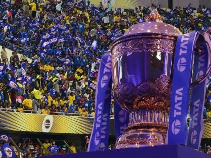 IPL 2022: Rangala couple romance in stadium during IPL match, kissing scene on stadium goes viral | IPL 2022: आयपीएल सामन्यादरम्यान स्टेडिममध्ये रंगला कपलचा रोमान्स, स्टेडियमवरील किसिंग सीन व्हायरल 