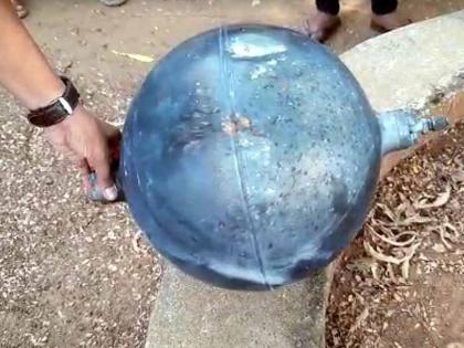 Two metal balls fell from the sky, astronomers at Chandrapur say, the remains of a satellite | आकाशातून पडले धातूचे दोन गोळे, चंद्रपूरचे खगोल अभ्यासक म्हणतात, सॅटेलाईटचे अवशेष