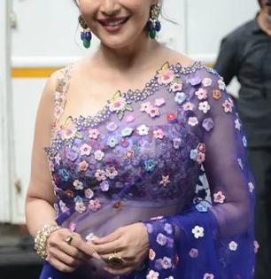 Summer Collection: उन्हाळ्यासाठी निवडा १० परफेक्ट फ्लोरल साड्या! फुलफुलांच्या साडीत दिसाल सिंपल आणि कुल