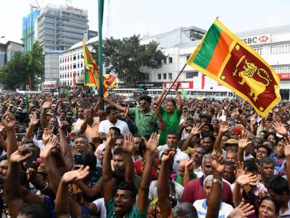 Strong in Sri Lanka; Opposition groups called for the beleagured PM to resign | श्रीलंकेत खदखद कायम; मंत्रिमंडळाचा राजीनामा, सरकारमध्ये सहभागी होण्याचे अध्यक्षांचे आमंत्रण विरोधी पक्षांनी साफ धुडकावले