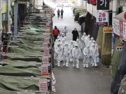 CoronaVirus video china imposed strict lockdown shanghai residents protest from balcony authorities warns from drone | CoronaVirus News : क्रूर 'ड्रॅगन'! शांघाईच्या भुकेलेल्या, तहानलेल्या लोकांना 'ड्रोन'ने धमकावतोय चीन; Video व्हायरल