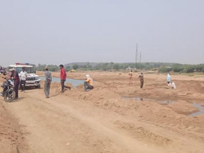 Exciting! Rotten body found in sand dunes on Telangana-Maharashtra border | खळबळजनक ! तेलंगणा-महाराष्ट्र सिमेवरील वाळू घाटात आढळला सडलेल्या अवस्थेतील मृतदेह