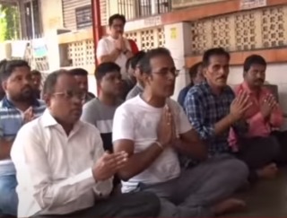 Video: MNS activists detained for chanting Hanuman in front of Shiv Sena Bhavan | Video : शिवसेना भवनसमोर हनुमान पठण करणाऱ्या मनसे कार्यकर्त्यांना पोलिसांनी घेतले ताब्यात