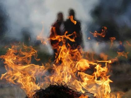 Crime News: After the death of his wife, the husband jumped into the burning Chita, a shocking reason came to light | Crime News: पत्नीच्या मृत्यूनंतर पतीने पेटत्या चितेत घेतली उडी, धक्कादायक कारण आलं समोर 