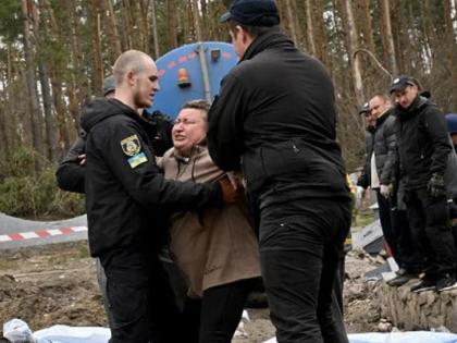 russia ukraine war seeing the shoes the mother recognized the body of the child | Russia Ukraine War : शेवटी आईच ती! फक्त बुटावरून 'तिने' ओळखला लेकाचा मृतदेह; काळजात चर्र करणारी घटना