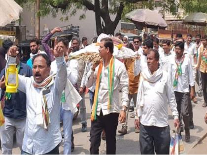 load shedding in summer; Symbolic funeral of the fan drawn by the afflicted in Parali | भर उन्हाळ्यात अनियंत्रित लोडशेडिंग; भाजपने काढली पंख्याची प्रतिकात्मक अंत्ययात्रा