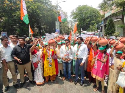 Women in Savarkarnagar, Karvalo Nagar, Lokmanya Nagar aggressively for water, pot broken in front of Thampa headquarters | पाण्यासाठी सावरकरनगर, करवालो नगर, लोकमान्यनगरातील महिला आक्रमक, ठामपा मुख्यालयासमोर फोडली मडकी