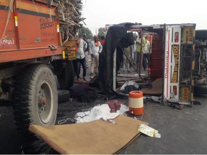 Pickup-tractor accident on Dindi road; Two killed on the spot, four seriously injured | दिंडी मार्गावर तिहेरी अपघातात दोघे ठार, १५ गंभीर जखमी