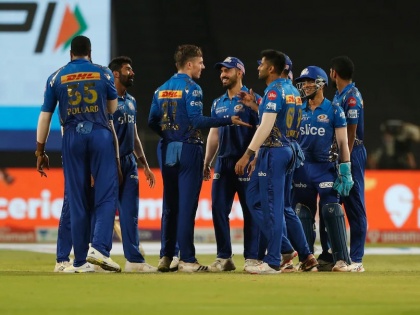IPL 2022: Another blow to Mumbai Indians after fifth straight defeat, big action against entire team including captain Rohit Sharma | IPL 2022: सलग पाचव्या पराभवानंतर मुंबई इंडियन्सला अजून एक धक्का, कर्णधार रोहित शर्मासह संपूर्ण संघावर मोठी कारवाई 