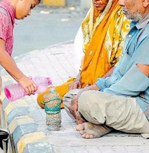 Little boy offers water to elderly couple  : शाब्बास पोरा! तहानलेल्या जोडप्याला त्यानं पाणी पाजलं; फोटो पाहून नेटिझन्सचं मन भरून आलं