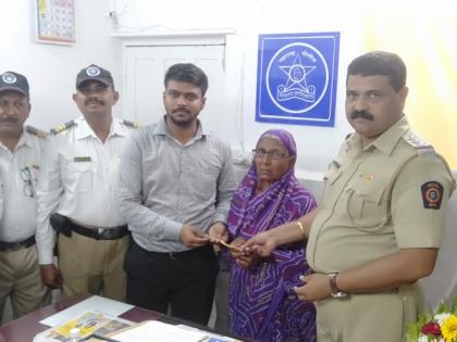 Old lady's honesty, lost gold bracelet found again | आजीबाईंचा प्रामाणिकपणा, हरवलेले सोन्याचं ब्रेसलेट पुन्हा मिळाले