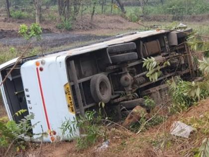 22 passengers injured in Mumbai-Goa highway accident | मुंबई-गोवा महामार्गावर मोठा अपघात, चालकाला डुलकी लागल्याने आराम बस कलंडली, २२ प्रवासी जखमी