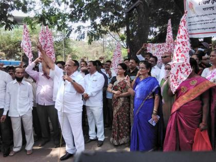 Protests by farmers to file charges against land grabbing land mafias at Kalwa in Thane | ठाण्यातील कळवा येथील खारभूमी हडपणाऱ्या भूमाफियांवर गुन्हे दाखल करण्यासाठी शेतकऱ्यांची निदर्शने 