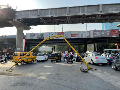 The signal pole controlling traffic in Thane collapsed | ठाण्यात अज्ञात वाहनाच्या धडकेमुळे वाहतूक नियंत्रण करणारा सिग्नल खांब कोसळला