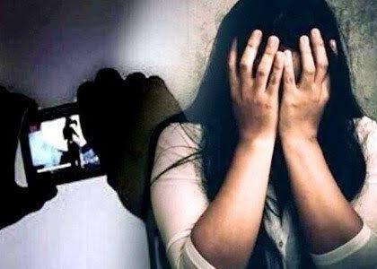 Crime News husband friend gangraped 40 year old woman her 3 minor daughters were also kidnapped delhi | संतापजनक! नोकरी देण्याच्या नावाखाली पतीच्या मित्रांनीच केला महिलेवर सामूहिक बलात्कार 