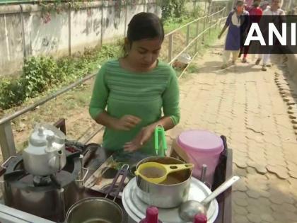 Priyanka Gupta, economics graduate sets up a tea stall near Women's College in Patna | प्रेरणादायी! नोकरी नाही मिळाली म्हणून 'ती' कॉलेजबाहेर चहा विकू लागली, दुकानाबाहेर लिहिलं...