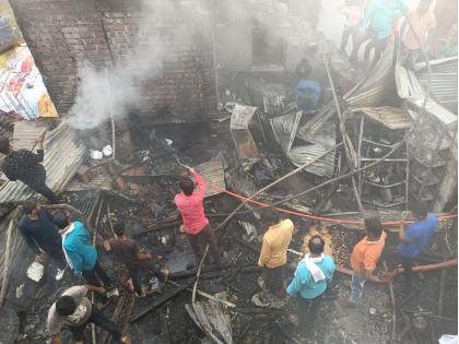 The house caught fire due to a short circuit; The cylinder explosion also destroyed the neighboring house | शॉर्ट सर्किटमुळे घर पेटले; गॅस सिलेंडर स्फोटाने शेजारचे घरही जळून खाक