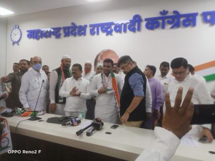 Jitendra Awhad hits Shiv Sena with BJP in Kalyan-Dombivali, former corporator joins NCP | कल्याण-डोंबिवलीत जितेंद्र आव्हाडांचा भाजपासोबत शिवसेनेलाही दणका, माजी नगरसेवकांचा राष्ट्रवादीत प्रवेश