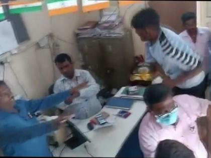 Crime News Hyderabad Man attacks electricity sub-engineer for disconnecting power supply, held | वीजपुरवठा खंडित केल्याने 'तो' संतापला; थेट अधिकाऱ्यावर हल्ला केला, छातीवर मारली लाथ 