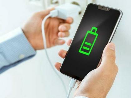 how to keep your smartphone charger fit | फोन चार्जिंगला लावताना तुम्हीही 'ही' छोटीशी चूक करता का?; चार्जर 100 टक्के होईल खराब अन्....