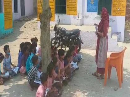 bulandshahr children are studying under tree lack of building in government primary school | धक्कादायक वास्तव! शाळा आहे पण छत नाही; कडाक्याच्या उन्हात तब्बल 450 मुलं घेताहेत शिक्षण