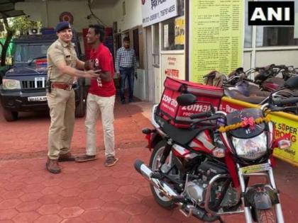 police generosity new bike given to the person who delivered by bicycle | वर्दीतील माणुसकी! फूड डिलिव्हरी करणाऱ्या तरुणासाठी पोलिसांचा पुढाकार; दिलं खास गिफ्ट अन्...