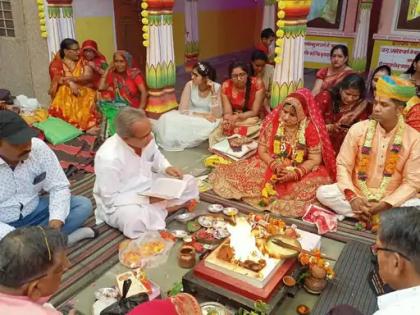 sikar after the death of son of corona the father in law got daughter in law married | कौतुकास्पद! कोरोनामुळे मुलगा गमावला पण सुनेसाठी घेतला मोठा निर्णय; आनंदाने केलं कन्यादान