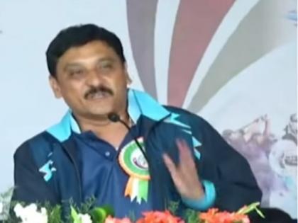 Complaints are high in Marathwada, because people do not have jobs; Controversial statement of Tehsildar in front of Minister Balasaheb Thorat | मराठवाड्यात तक्रारी जास्त,कारण लोकांना कामधंदे नाहीत;तहसीलदारांचे मंत्र्यासमोर वादग्रस्त वक्तव्य