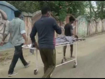 chhattisgarh kin of a patient seen taking him on stretcher to doctors residence | हृदयद्रावक! रुग्णालयातून डॉक्टरच गायब; रुग्णाला स्ट्रेचरवर ठेवून डॉक्टरांच्या घरी घेतली धाव अन्...