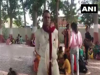 wedding ceremony turned into violent clash over groom wearing sherwani stone pelting from both | तुफान राडा! लग्नात नवरदेवाच्या शेरवानीवरून वाद पेटला; जोरदार हाणामारी नंतर दगडफेक