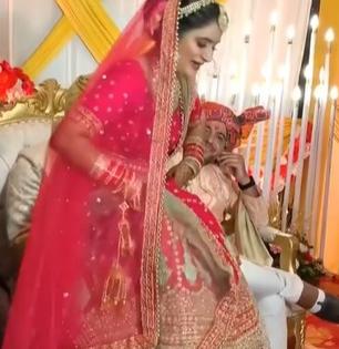Social Viral : काय तर म्हणे, बसायला जागा मिळाली नाही म्हणून नवऱ्याच्या मांडीवर बसली नवरी; पाहा व्हायरल व्हिडिओ