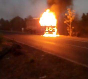 "The burning truck" on the Mumbai-Nashik highway, fortunately not injured | मुंबई-नाशिक महामार्गावर "द बर्निंग ट्रक", सुदैवाने जखमी नाही