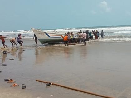 A boat full of 20 tourists drown at Tarkarli, two of them drowned | मोठी दुर्घटना! तारकर्ली येथे २० पर्यटकांनी भरलेली बोट उलटली, दोघेजण बुडाले