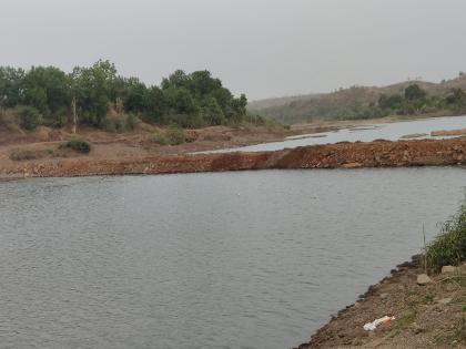 The sand mafia crossed limits, building bridges over the Purna River for smuggling sand | वाळू माफियांनी कहर केला, चोरट्या वाहतुकीसाठी पूर्णा नदीवर पूल बांधला