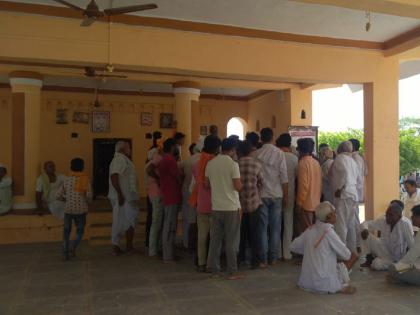 MSEDCL employees locked in Gram Panchayat office; Villagers angry over power outage | महावितरण कर्मचाऱ्यांना ग्रामपंचायत कार्यालयात कोंडले; वीज खंडित केल्याने ग्रामस्थांचा रोष