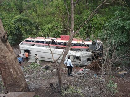 terrible bus accident of st at waghoba pass in palghar 15 passengers injured | पालघर येथील वाघोबा खिंडीत एसटीच्या रातराणी बसचा भीषण अपघात; १५ प्रवासी जखमी