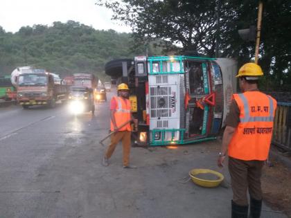 At the same time, the two container overturned, injuring three people, including the driver, in a tragic accident | एकाच वेळी दाेन कंटेनर उलटले, भीषण अपघातांमध्ये चालकासह तिघे जखमी