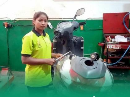 village girl from madhya pradesh who become motorbike mechanic | भारीच! छोट्याशा गावची लेक झाली मोटर मॅकेनिक; भावाच्या मृत्यूनंतर त्याचं पॅशन बनवलं स्वत:चं प्रोफेशन