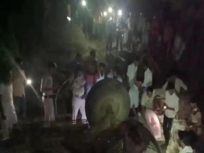 tractor trolley of people returning home after fulfilling their vow overturned five died 18 were injured | भीषण अपघात! नवस पूर्ण करून घरी परतणाऱ्या कुटुंबावर काळाचा घाला; 5 जणांचा मृत्यू, 18 जखमी