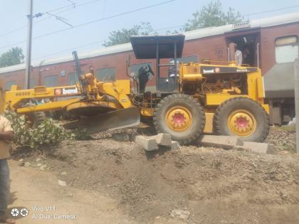 Loco pilot's vigilance averts major accident, JCB cuts off speedy Kamakhya Express | लोको पायलटच्या सर्तकतेने मोठा अपघात टळला, भरधाव कामाख्या एक्सप्रेसला जेसीबीचा कट 