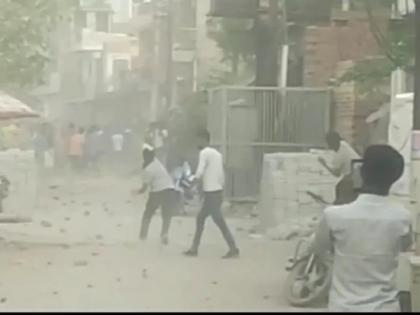 up agra communal tension update situation in tajganj thana area clash between groups stone pelting | तुफान राडा! बाईकवरून दोन गट भिडले, थेट एकमेकांच्या जीवावर उठले; केली दगडफेक