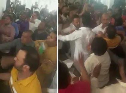 bhopal ruckus in congress meeting workers clashed with each other over ticket | काँग्रेसच्या सभेत तुफान राडा! तिकिटावरून कार्यकर्ते आपापसात भिडले; लाथा-बुक्क्यांनी केली मारहाण