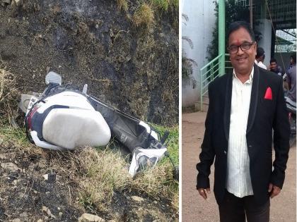 Talking on a mobile and driving a moped is fatal; Husband dies on the spot, wife seriously injured | मोबाईलवर बोलत मोपेड चालवणे ठरले जीवघेणे; पतीचा जागीच मृत्यू, पत्नी गंभीर जखमी