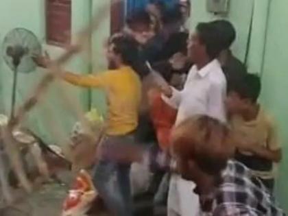 wedding ceremony fight between two over dj tune chairs thrown in up parties | बापरे! डीजेवरून वाद पेटला, भर मंडपात तुफान राडा झाला; एकमेकांवर फेकल्या खुर्च्या, Video व्हायरल    