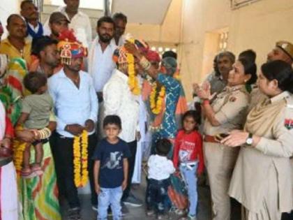 remarriage of two couples after 7 years at mahila police station daijer in presence of children jodhpur | 7 वर्षांनंतर 'त्या' दोन जोडप्यांनी पुन्हा केलं लग्न; मुलं झाली वऱ्हाडी तर पोलिसांनी केलं कन्यादान