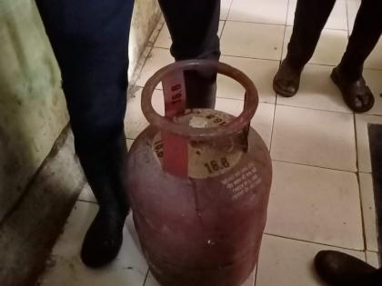 In Thane, a fire broke out in a house due to a gas leak from a cylinder, fortunately no casualties were reported | ठाण्यात सिलिंडरमधून गॅस गळती झाल्याने घराला आग, सुदैवाने जीवितहानी टळली